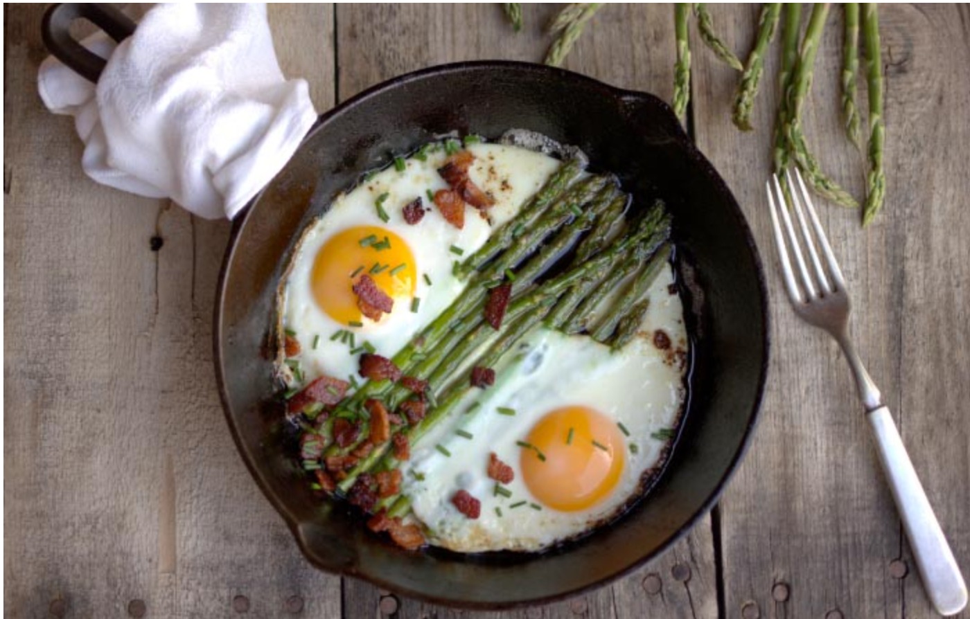 Espárragos con huevo y jamón serrano.